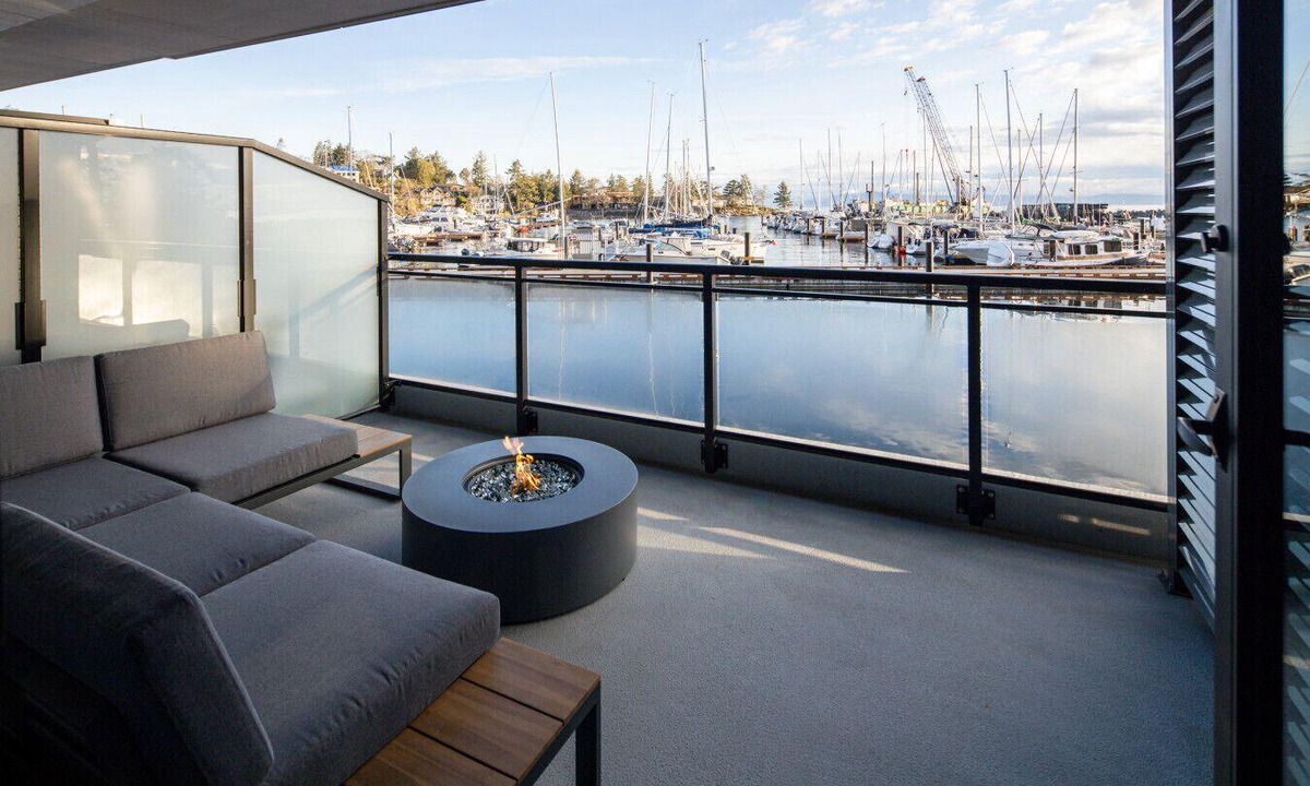 Regional District of Nanaimo Apartment | Suite 104 – One-Bedroom Oceanview King Suite