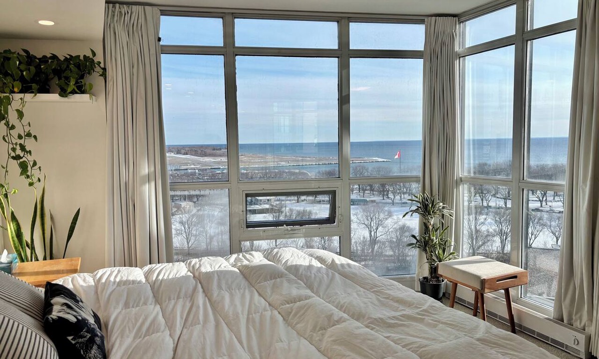 Niagara Condo | Sundrenched 2 BDRM waterfront gem with lake view near CNE, BMO Field