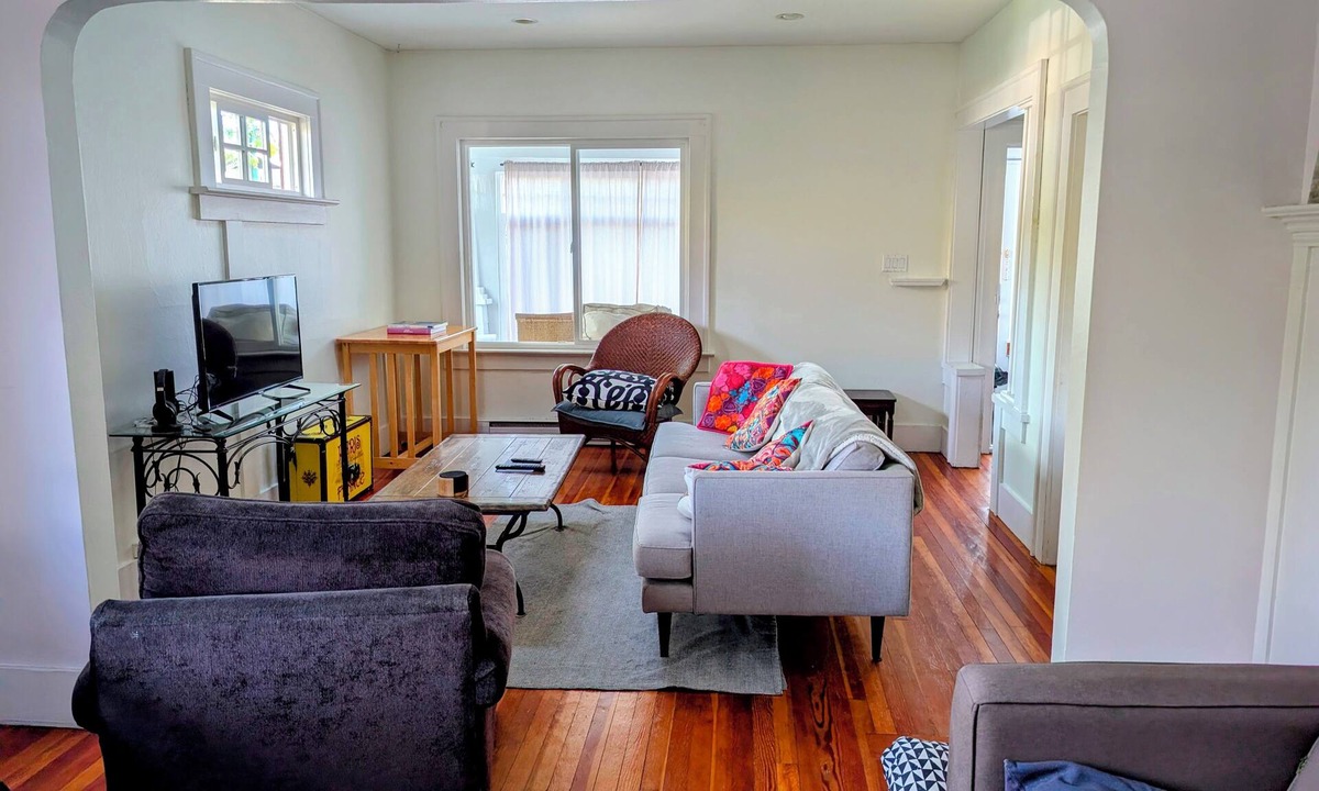 Hastings House | Sunlit Craftsman Home | Steps to Cafes and restaurants | 10 mn to downtown