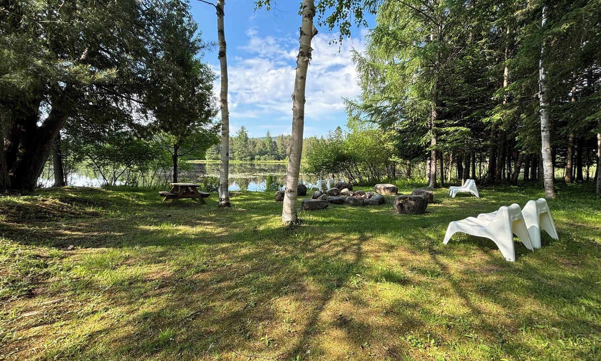 Val Morin Apartment | Sunny Lakeside Retreat - Petit Train du Nord (km 39) - Cedar Creek GetAway