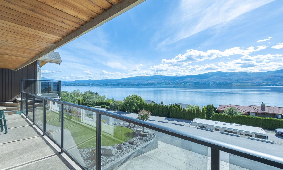 Central Okanagan House | SUNNYSIDE OASIS - Panoramic lake/mountain view, 4BR, Heated 20'x40' Private Pool