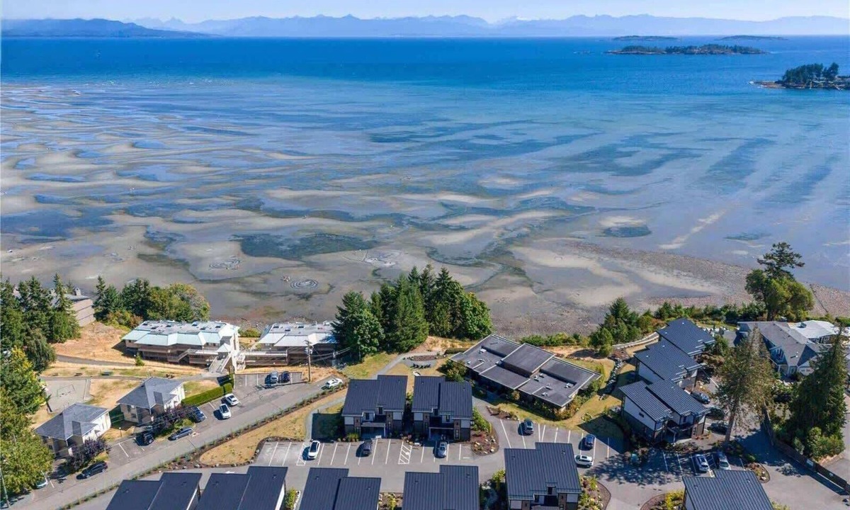 Regional District of Nanaimo Condo | Sunridge Beachside Retreat by EMR Vacation Rentals