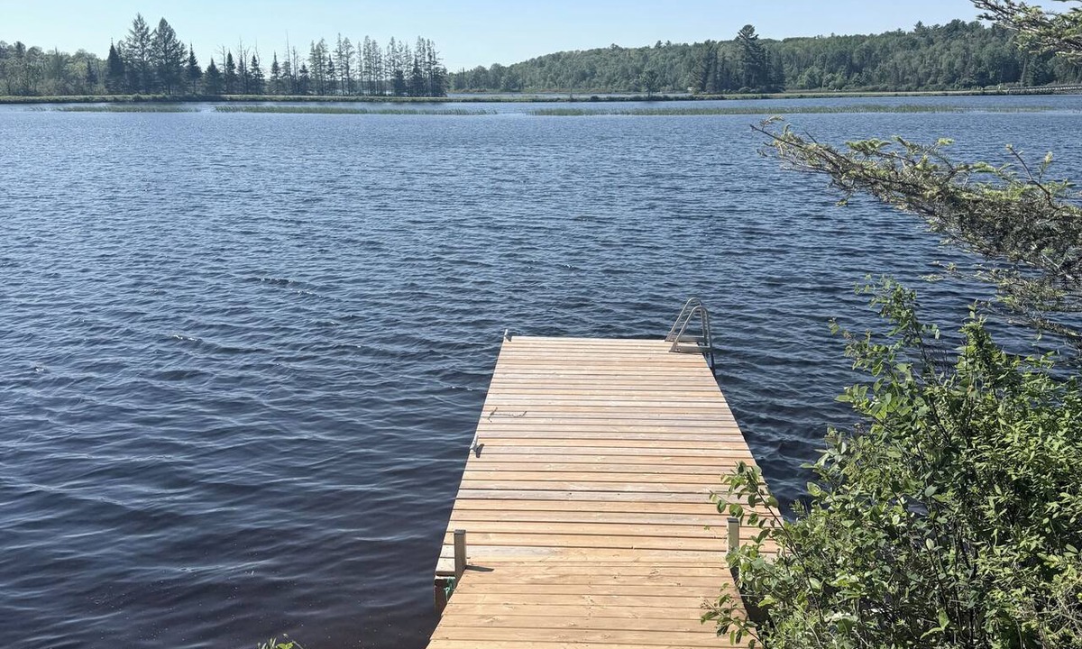 Joly House | Sunset Chalet | 4-Season Waterfront Getaway