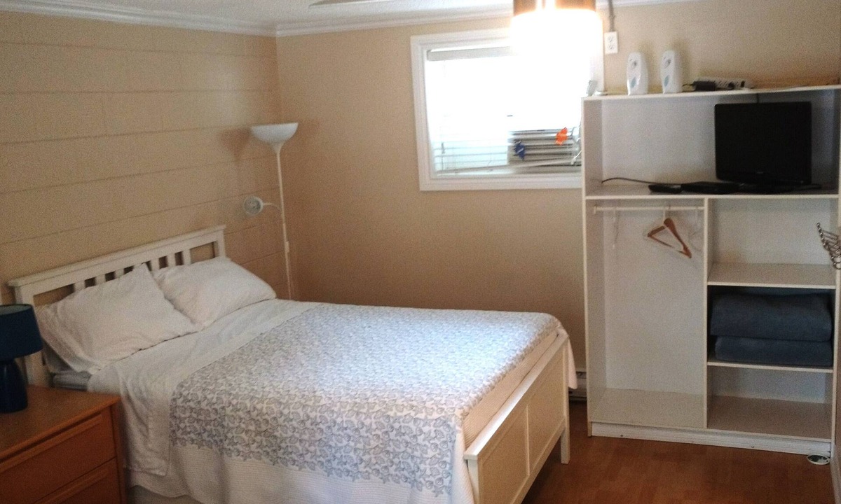 Lambton Shores Hotel | Sunset Getaway 4 min walk to the beach! Family of 4