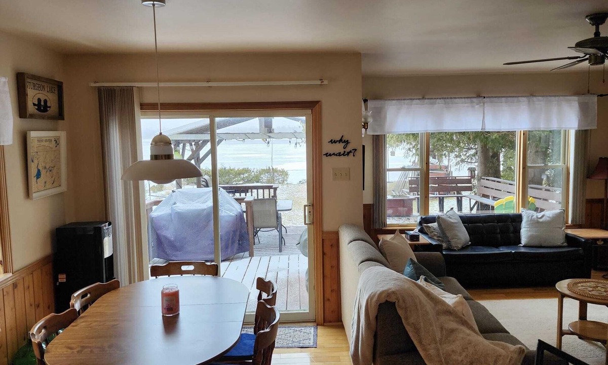 Fenelon Falls Cottage | Sunset Haven in Fenelon Falls - Beautiful weed-free waterfront with AC/WIFI!