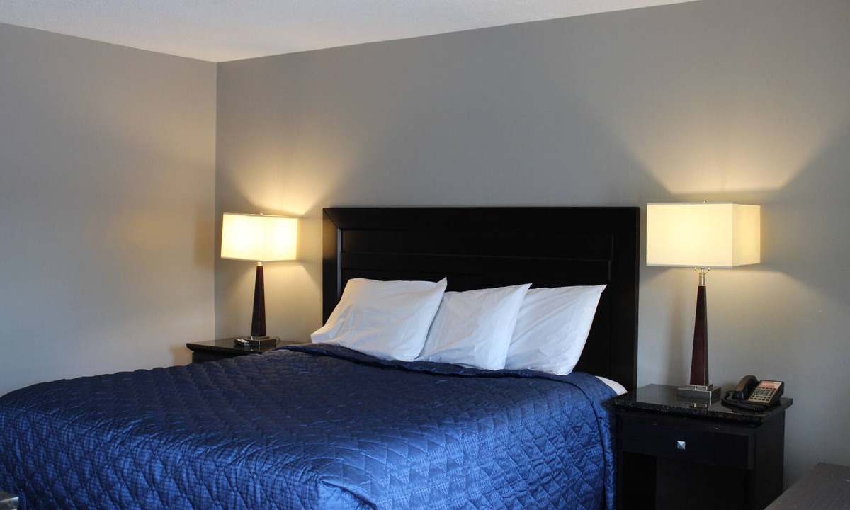 Highland Hotel | Super 7 Motel