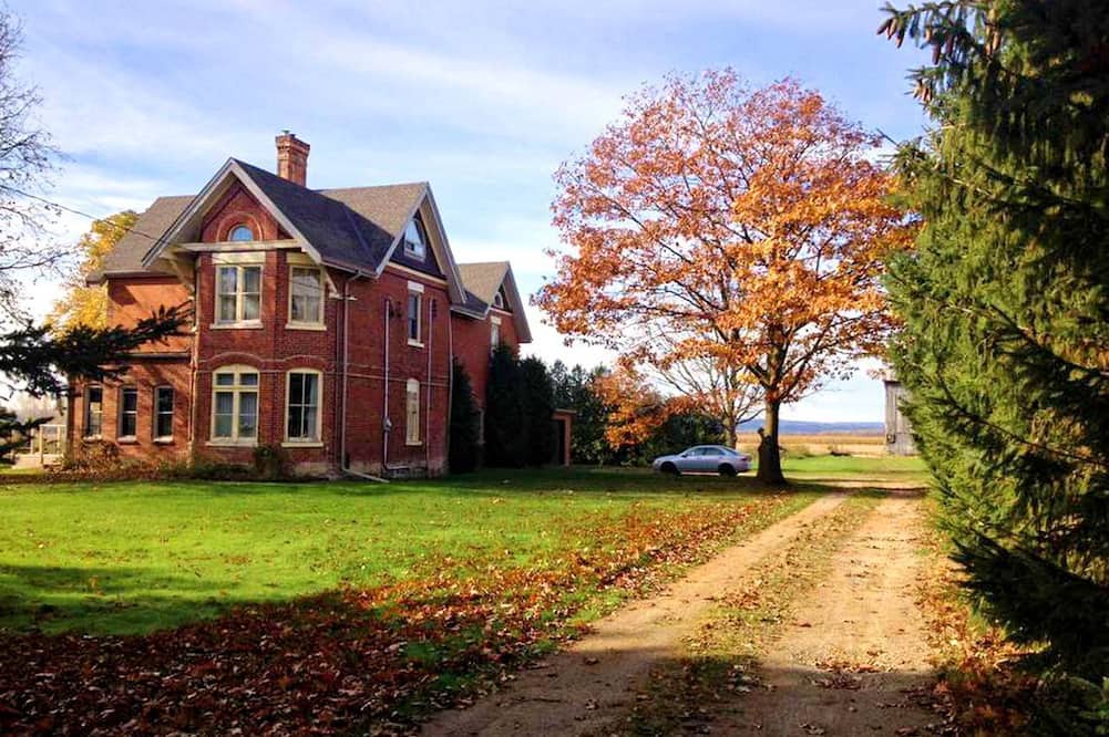 Clearview Cabin | Superb Room for a Romantic Getaway in a Bed and Breakfast in Barrie, Ontario