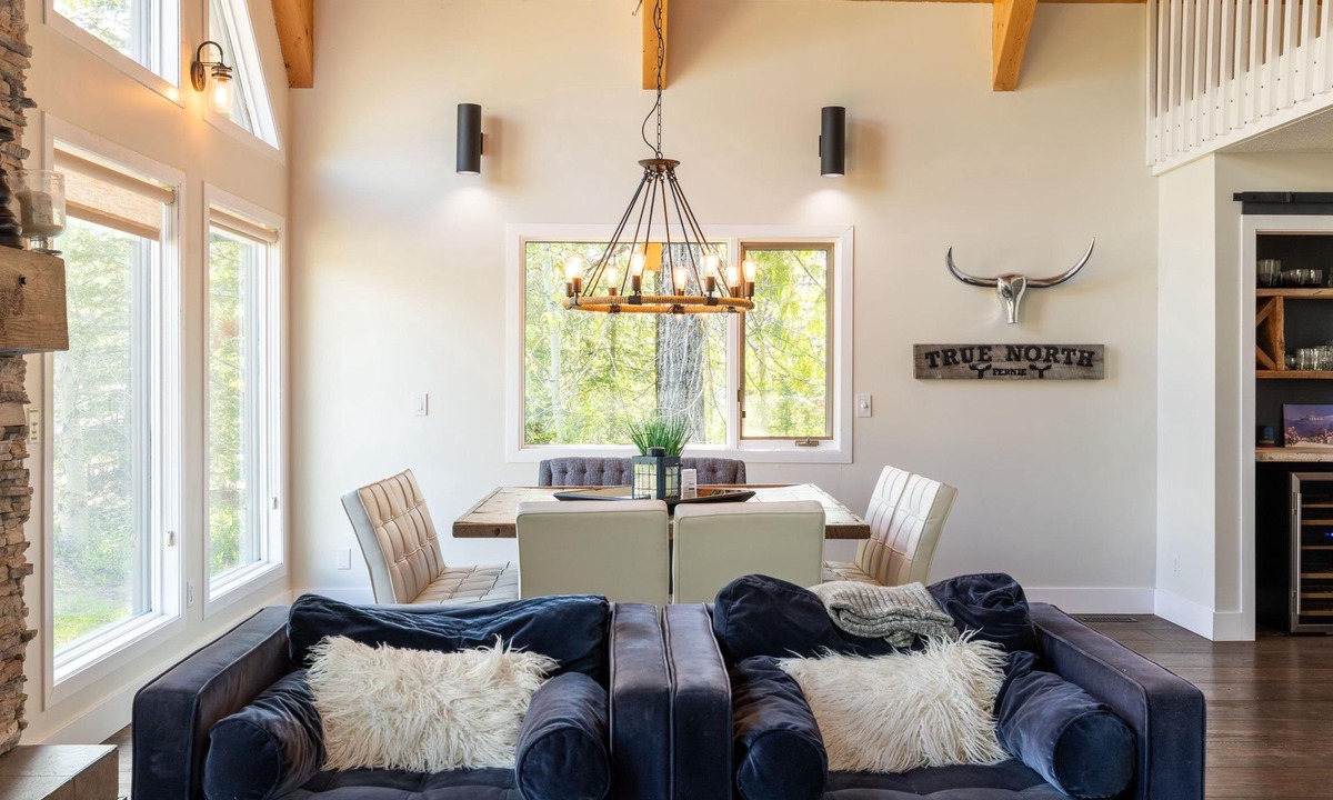 East Kootenay Ski Chalet | Superbly Decorated l Ski In/10 Min. Walk to the Lifts l Hot Tub l A/C