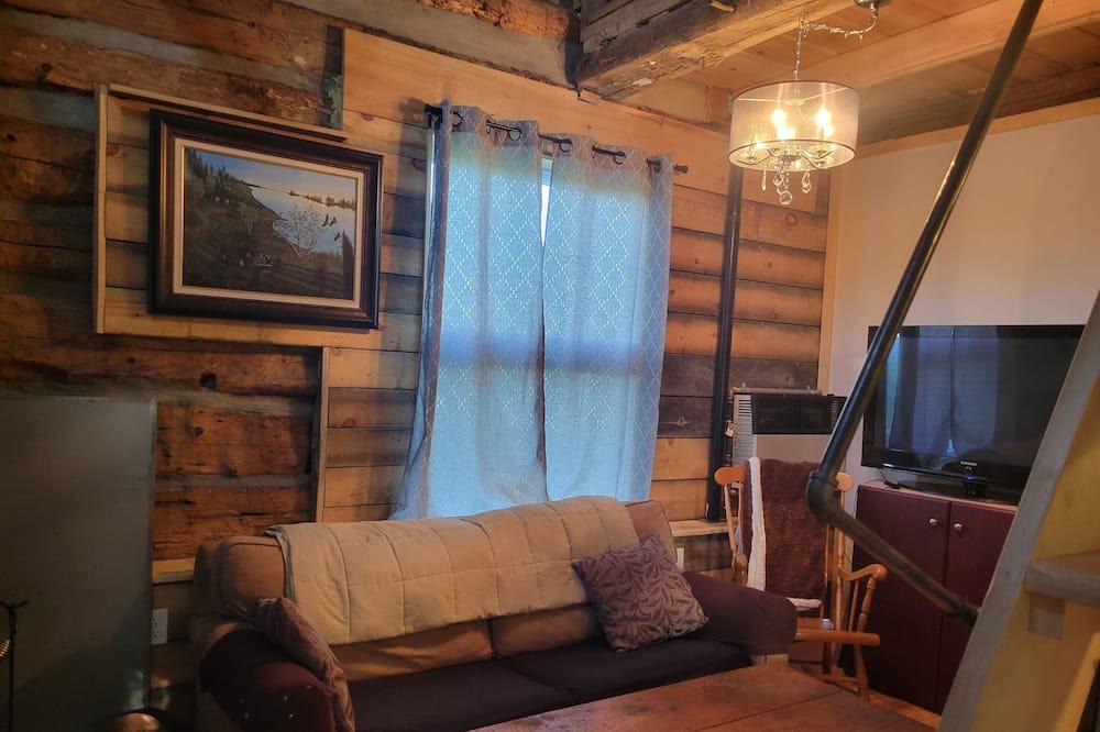 Drummond-North Elmsley Cabin | Take it easy at this unique getaway in beautiful backcountry of Lanark County.