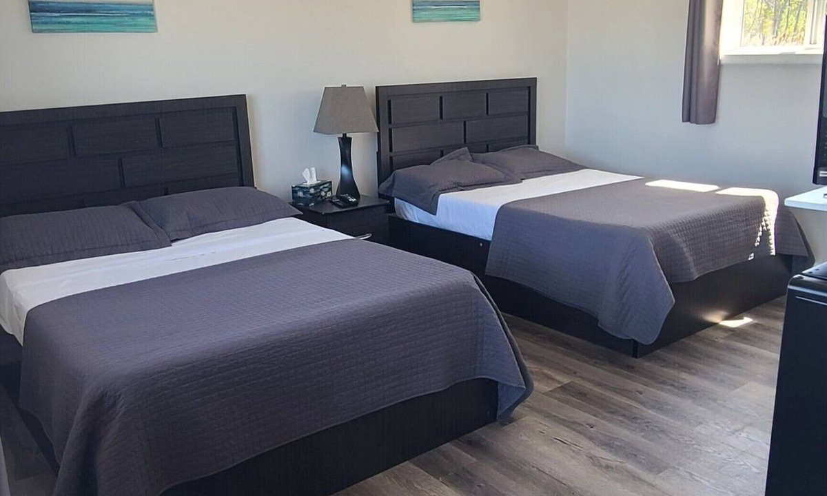 Waubaushene Hotel | Tay Motel