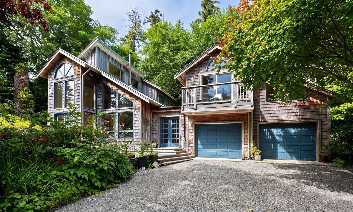 Tofino House | The Anchor-S. Chesterman I Hot tub I OD shower
