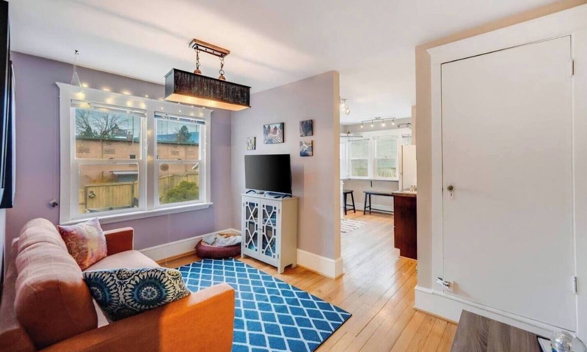 Castlegar House | The Black Sheep BnB: Artsy 3 bed heritage home