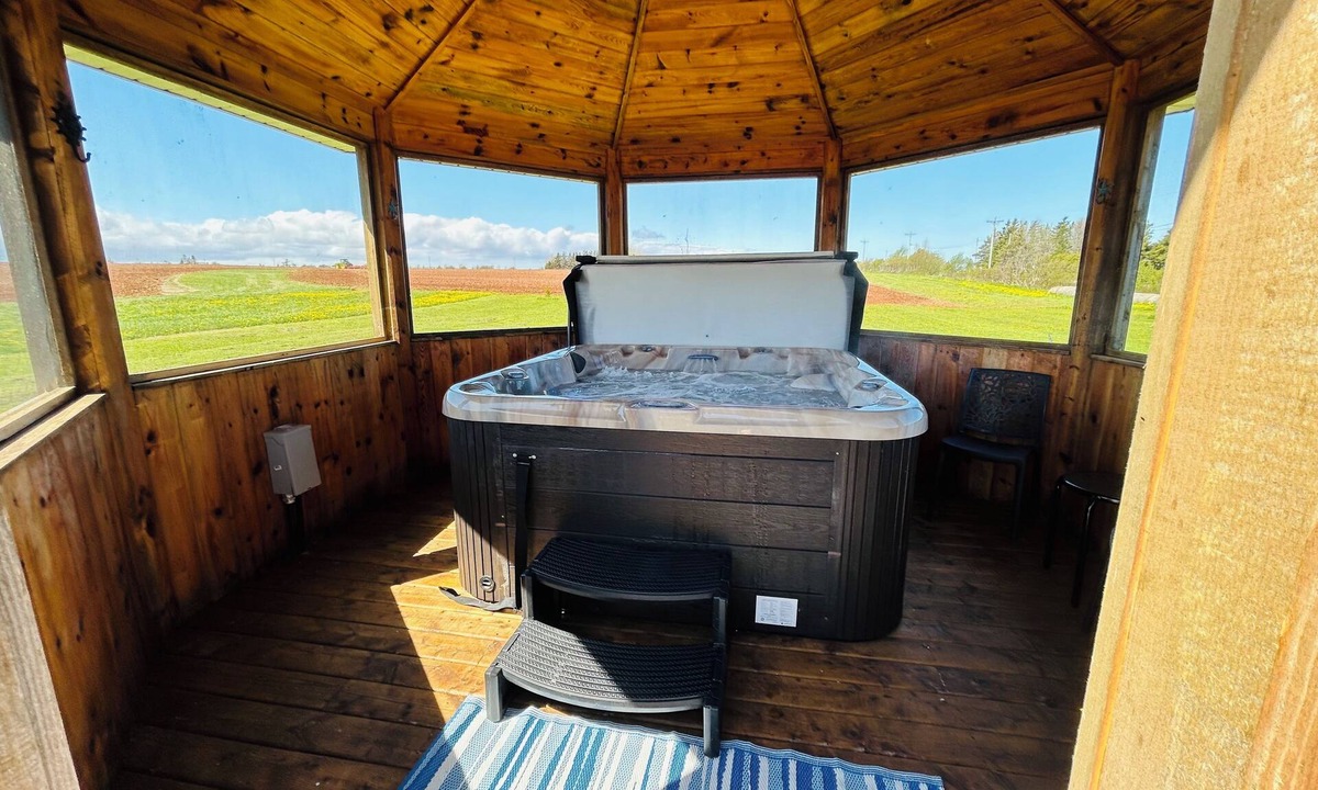 Malpeque Cottage | The Blue Buoy- Hot tub, King bed, Centrally located, stunning views.