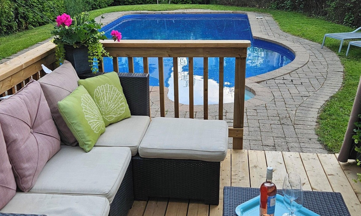 New Tecumseth House | The Blue House - 4 Bedrooms + Pool - Perfect for the Whole Family!