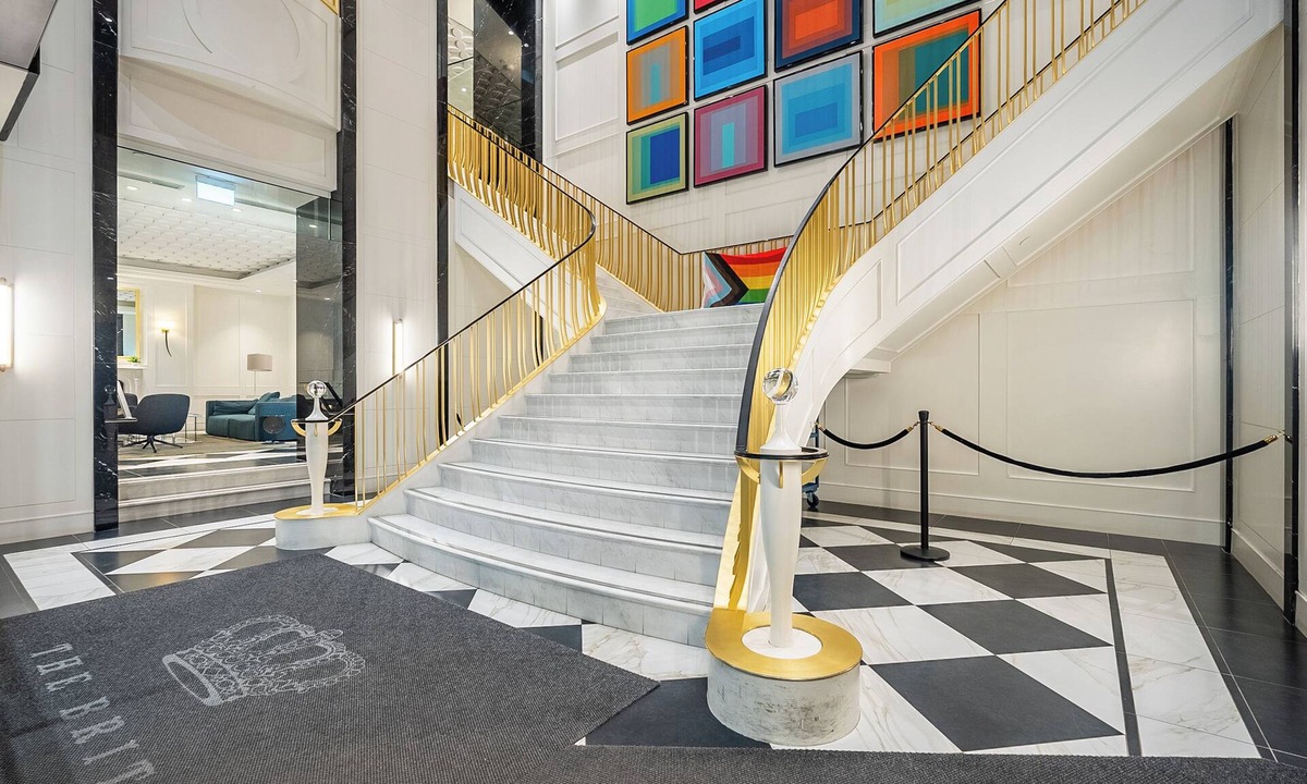 Bloor-Yorkville Hotel | The Britt| King Bed, Jacuzzi Gym Pool and More| Your Downtown Getaway|