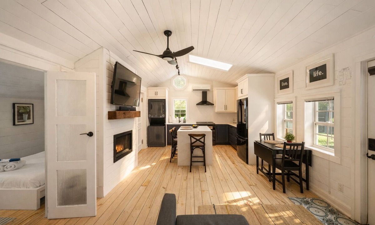 Crystal Beach House | The Cambridge Cove! Hot tub & Outdoor Gas Firepit