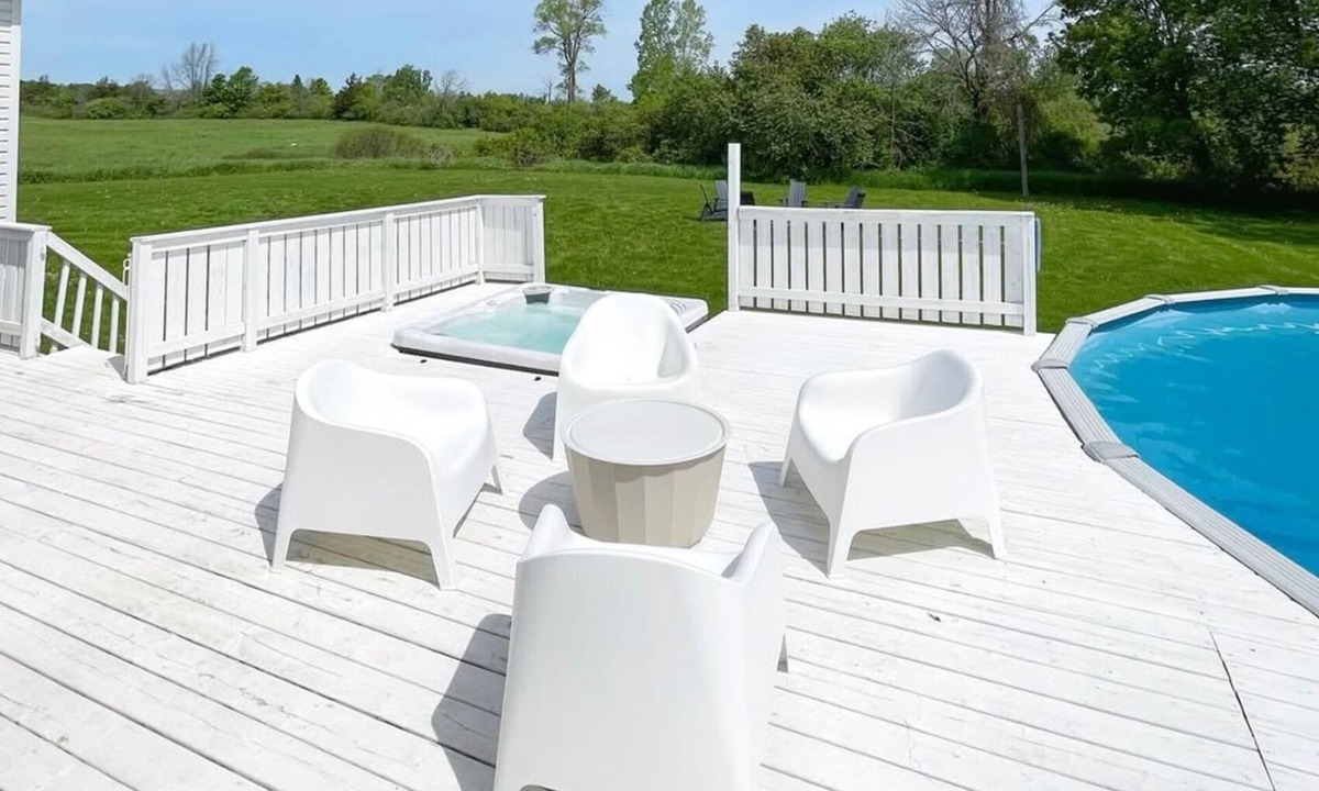 Picton House | The Canada House | 4-Bedroom Retreat in Prince Edward County | Pool and Hot Tub