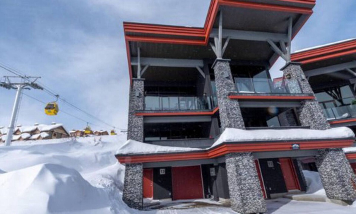 The Edge Ski Chalet | The Edge Chalet 13, Luxury 4-bedroom, in charming Big White with Ski in/Ski out