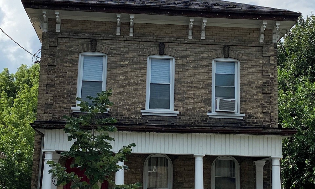 Brantford House | The Georgian; 4 bedroom home, Freshly Decorated for 2026