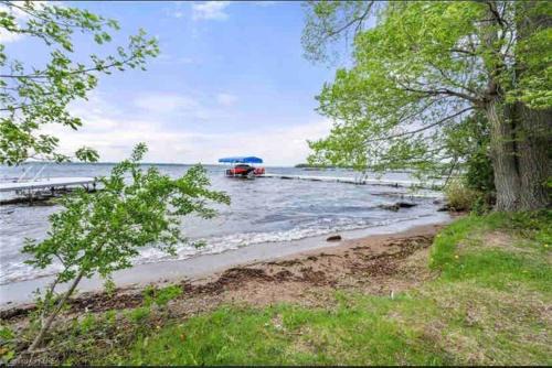 Fenelon Falls House | “The Hydrus” cozy 2 bedroom cottage