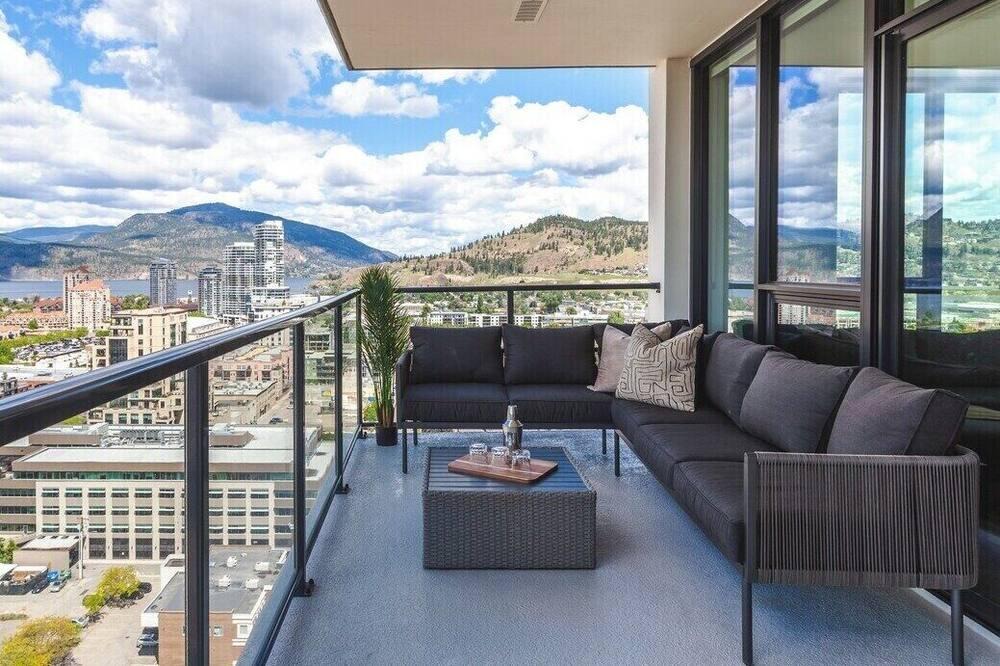 Kelowna Central Business District Apartment | The Luxurious Cubano Room Penthouse! Amazing water view + King beds!