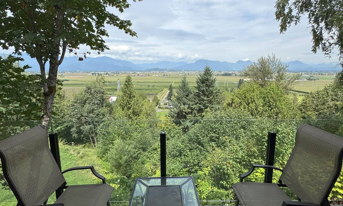Sardis House | The Nest | Family-Friendly Carriage House, Hot Tub & Stunning Chilliwack Views