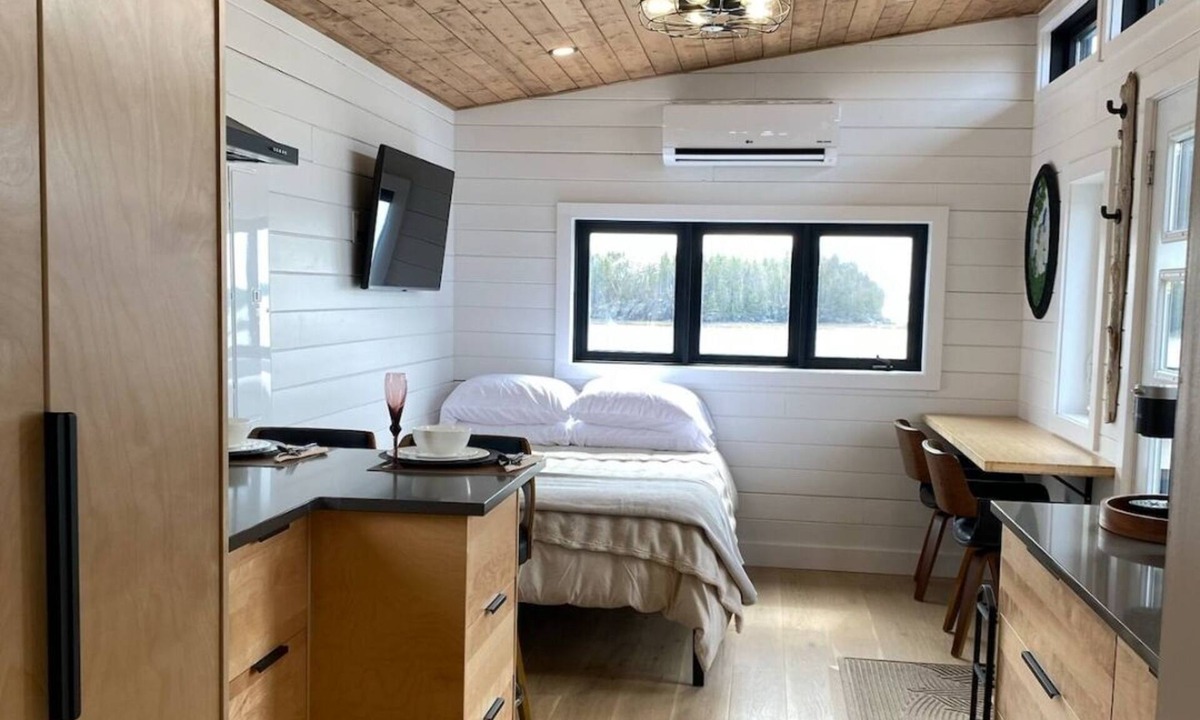 Summerford Apartment | The Northern Tickle. 20 minutes to Twillingate. Gorgeous views of the ocean.