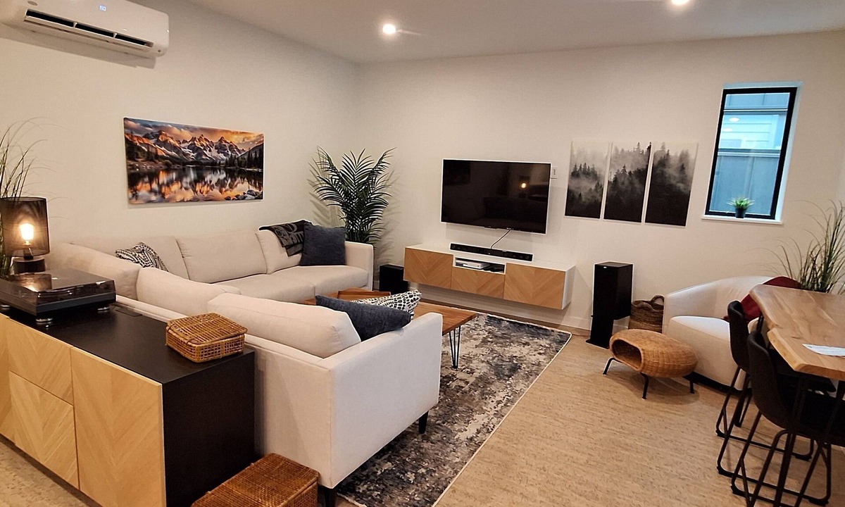 Nelson House | The Orange Bridge Lookout | Modern 2BR | Walk to Everything