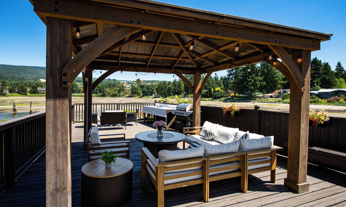 Sechelt Hotel | The Spot at Porpoise Bay