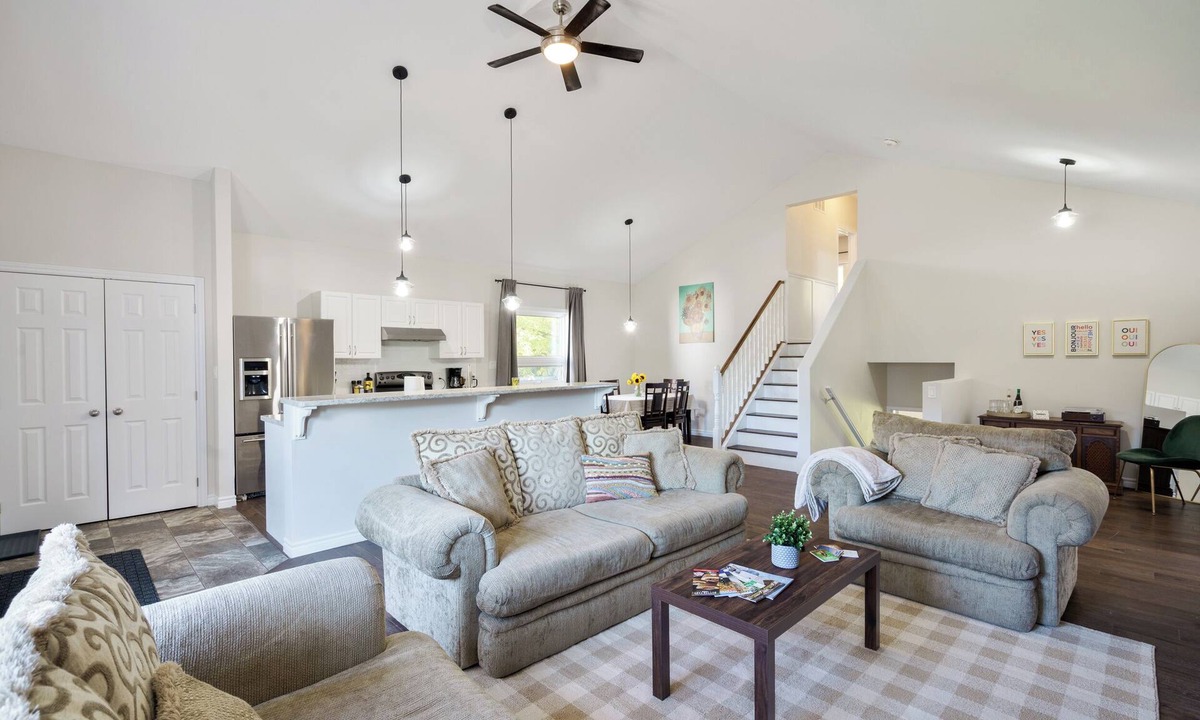 Fenelon Falls House | The Sunflower 4Bdrm Cottage | Walk to Lake Cameron & Downtown Fenelon Falls