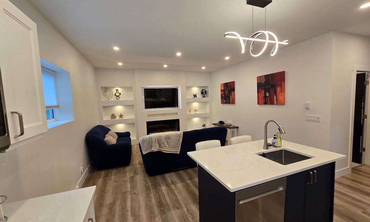 Langford House | The Tree Nest - Modern private suite 5 minutes to golfing, lakes and amenities