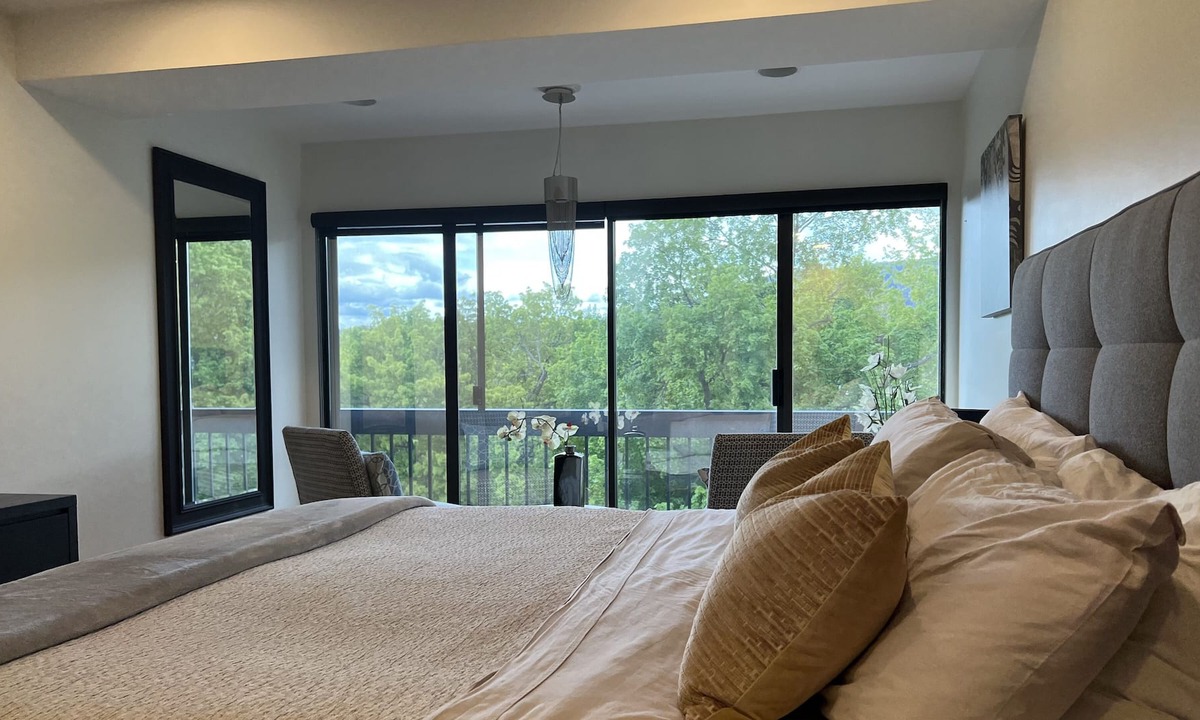 Downtown Kelowna Condo | The Waterfront-Modern 2 Bedroom 2 King Size Bed Condo Downtown