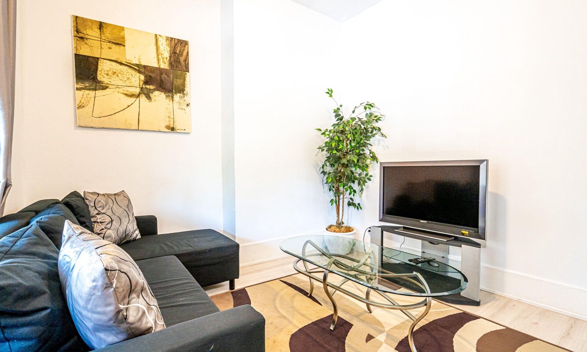 The Beaches Apartment | The Woodbine Beach House✔450yds from Beach ✔2BDRCondo✔Parking✔Garden