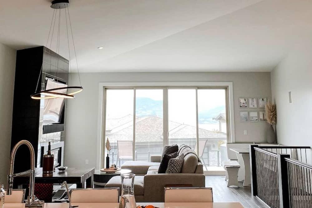 Southwest Mission House | This house is a 3 bedroom(s), 3 bathrooms, located in Kelowna, .