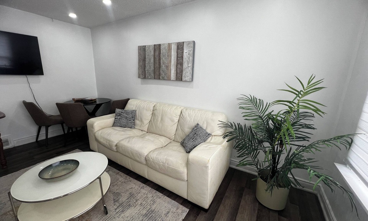 Streetsville House | Three Bedroom Bungalow with free parking, closer to commercial area and highway