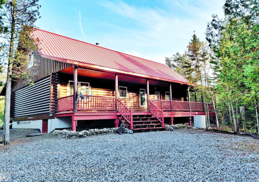 Northern Bruce Peninsula Ski Chalet | Tobermory Peaceful Private Entire Cottage Log Home Spacious Fully Equipped