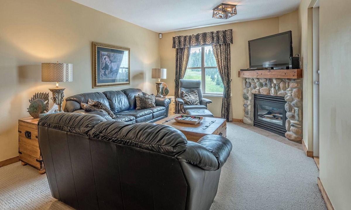 Silver Star Mountain Condo | Top-Floor Quiet Corner Creekside Condo - Mountain Views