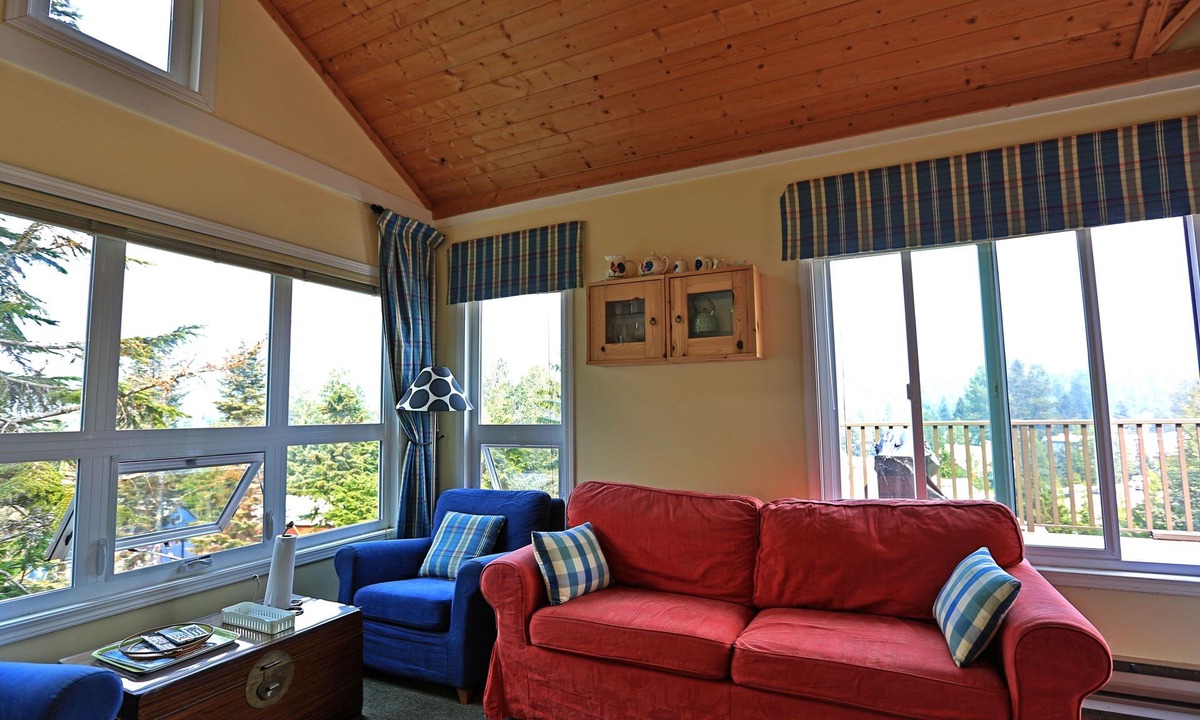 Whistler Creekside Apartment | Top floor one bedroom apartment steps to Creekside Gondola sleeps 4