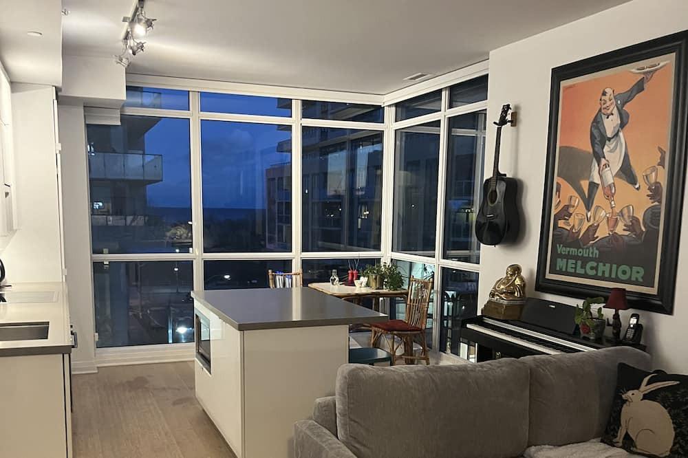 Humber Bay Shores Apartment | Toronto Getaway! 2bed 2bath Lake at your door