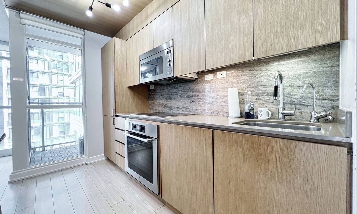 Wellington Place Apartment | Toronto Water Front Spacious Family 2+1 Condo in Heart of Down Town Toronto