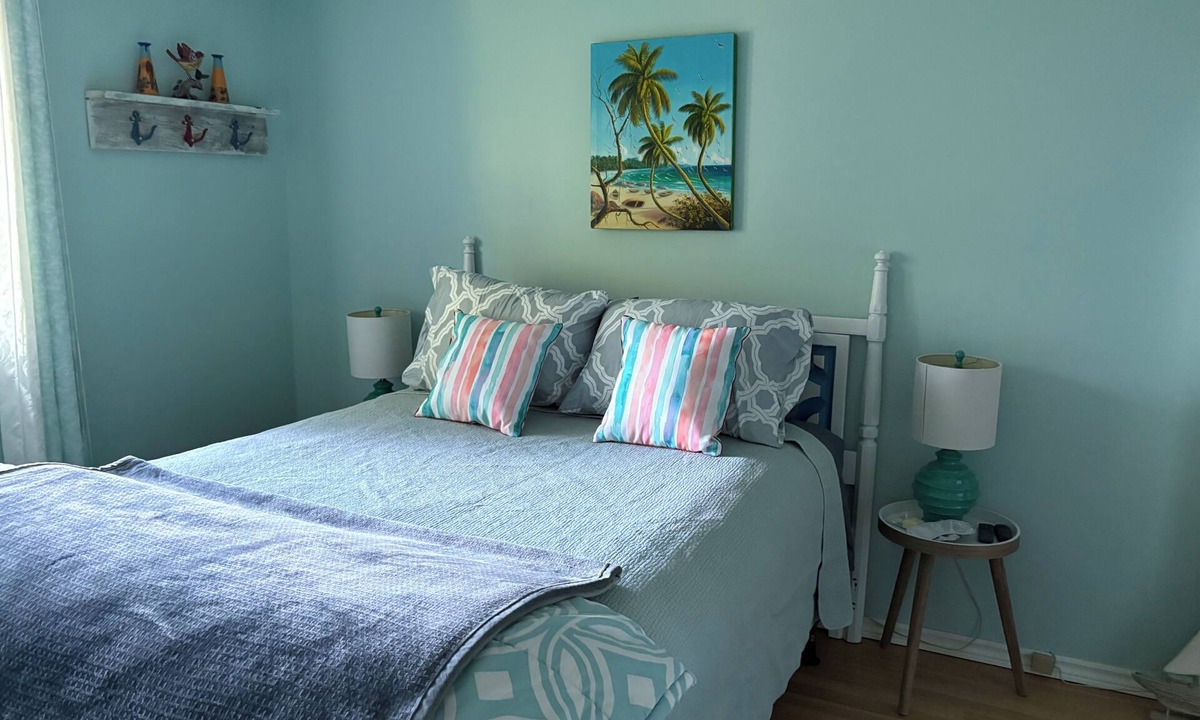 Port Dover House | Town House rental 5 minute walk to the beach.