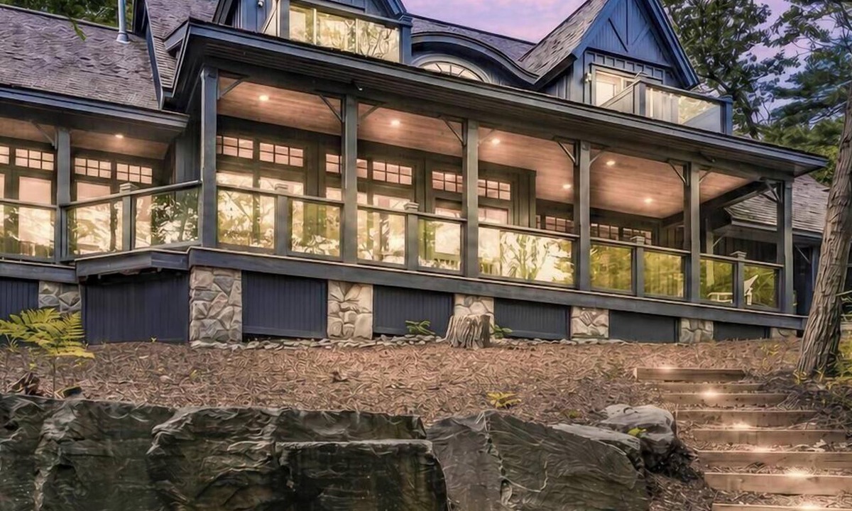 Muskoka Lakes Cottage | Traditional 6 bed 5 bath cottage on Lake Joseph with boathouse & pickleball!