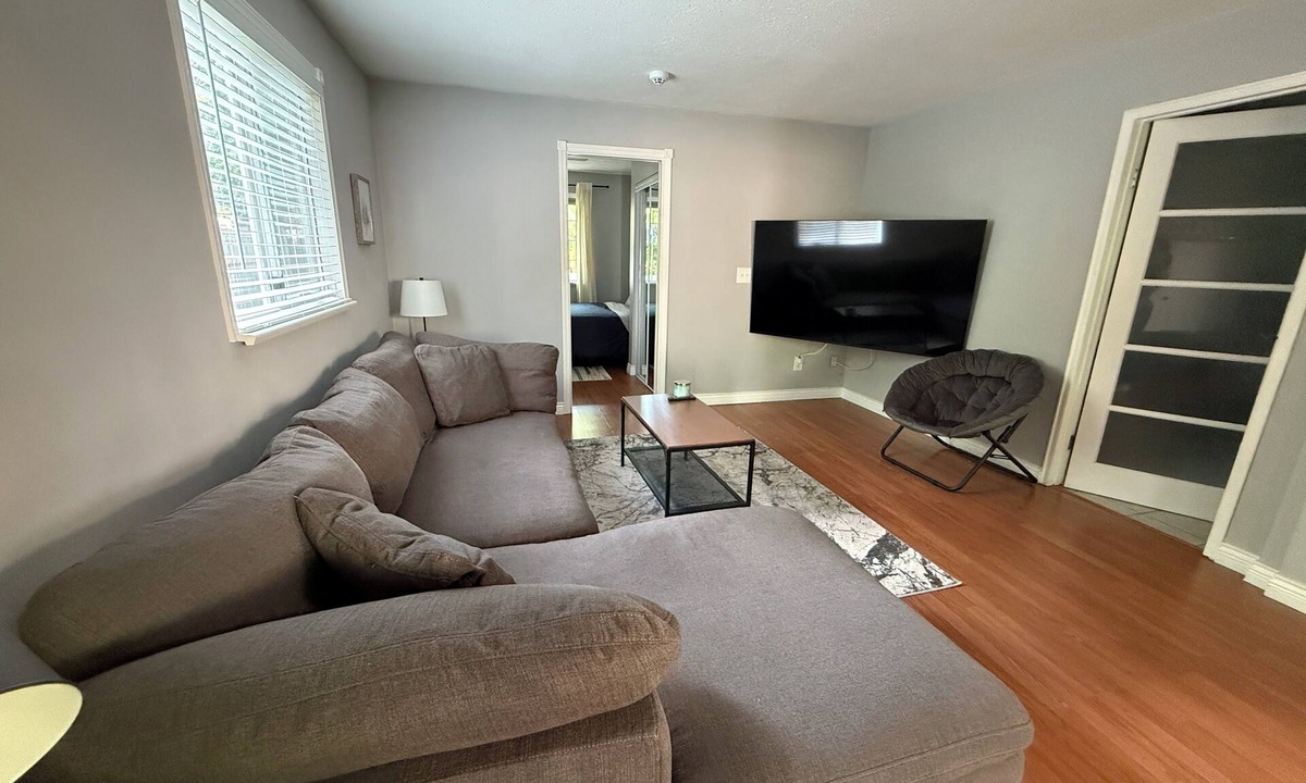 Walnut Grove House | 🌿 Tranquil Garden-Level Retreat in Walnut Grove - Langley - 2 Bedroom 🍷🐾