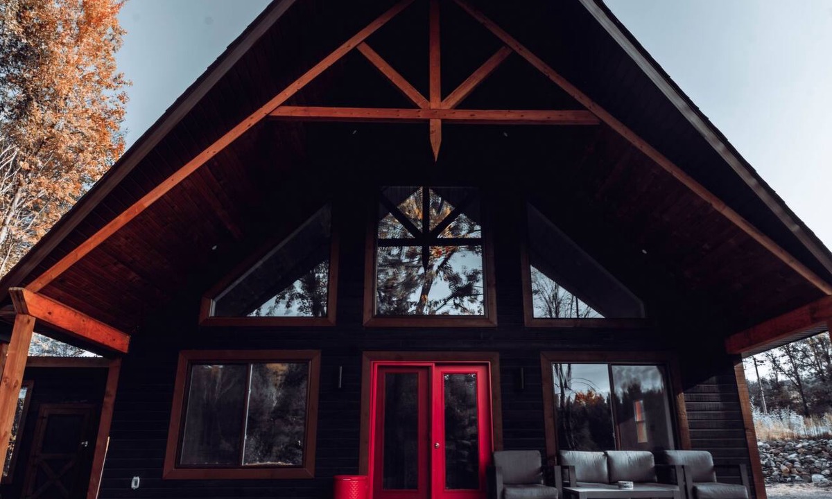Mansfield-et-Pontefract Ski Chalet | Tranquility and peace are top of mind when visiting this Luxe Cabin!