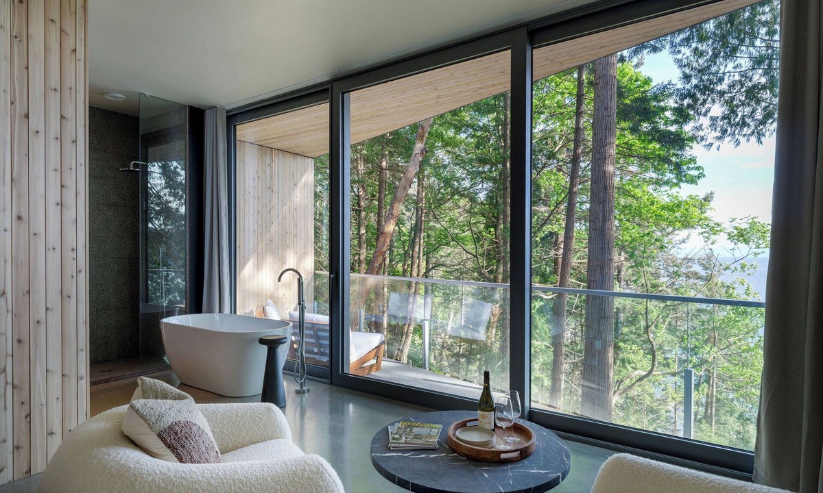 Halfmoon Bay Bed & Breakfast | Tsuga Beach Inn - Waterfront Retreat - NEW - Mahonia Room