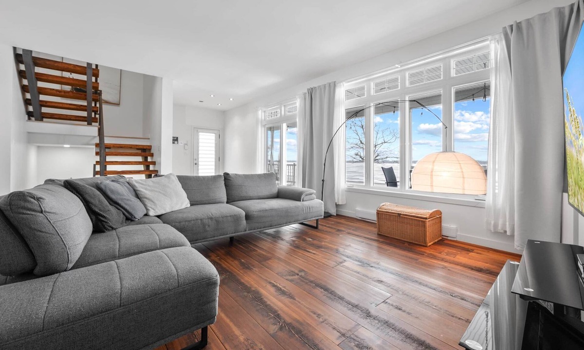 Venise-en-Quebec House | Ultimate Lake Escape | Sleeps 10 | Family Ready | 4 Min to Beach | CITQ 305702