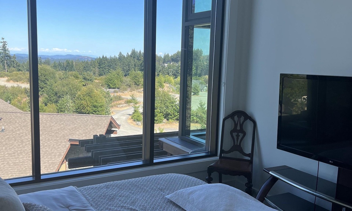 Bear Mountain Resort Condo | Unique 13ft ceiling condo/golf club/fitness facilities/outdoor pool/hiking 👍