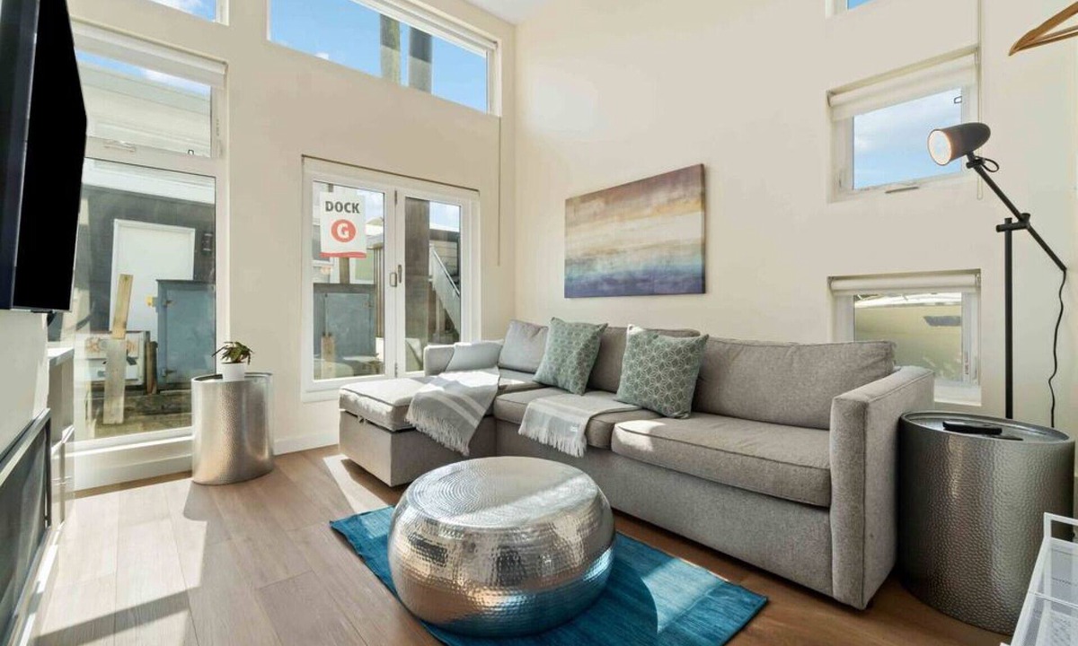 Lower Lonsdale Boat Rental | Unique & Peerless Floating Home