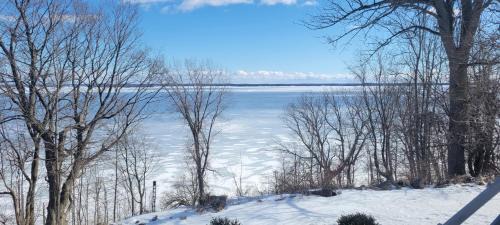 Howe Island House | Unique waterfront house with private beach