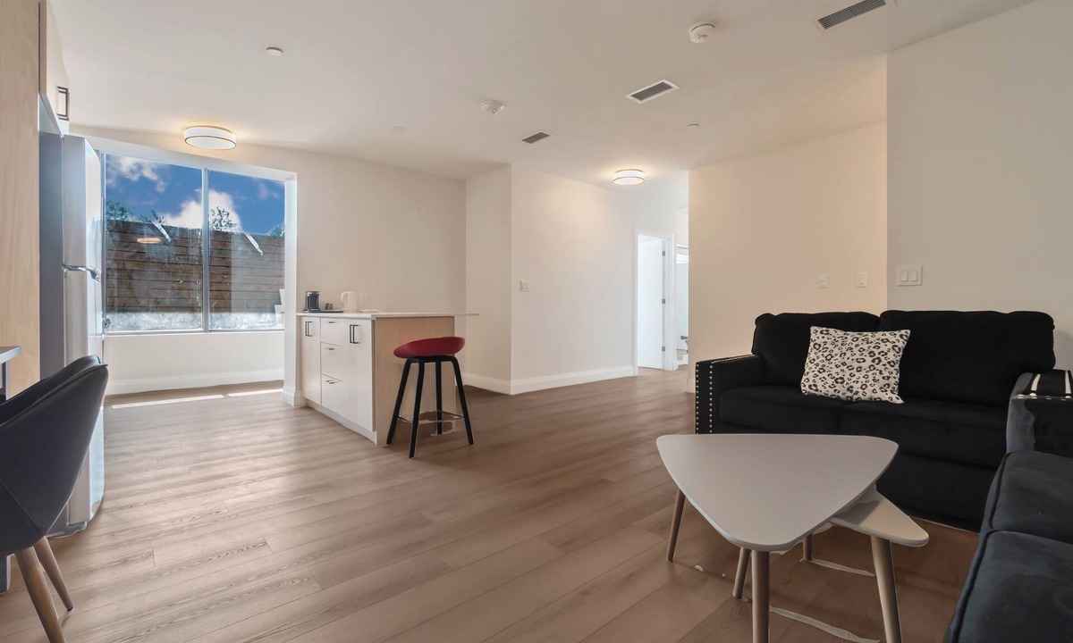 Dean Park Apartment | Unit 6 - Modern Fully Furnished 3 Bedroom Apartment